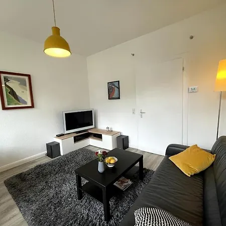 Schone Altbauwohnung Mit Garten *