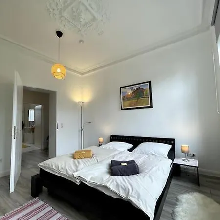 Schone Altbauwohnung Mit Garten Apartment *