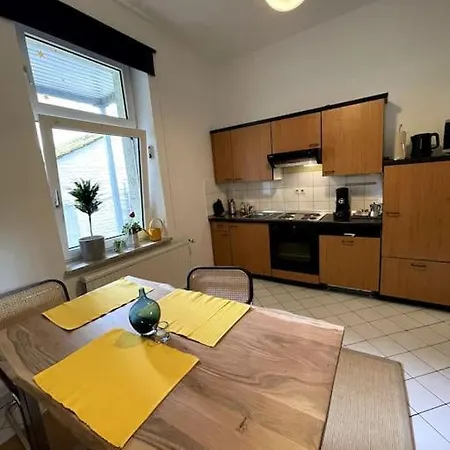 Schone Altbauwohnung Mit Garten *