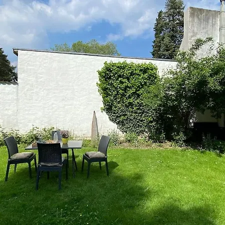 Schone Altbauwohnung Mit Garten *