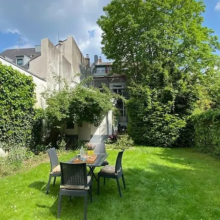 Schone Altbauwohnung Mit Garten Apartment *